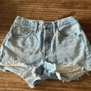 ARITZIA LEVIS 501s Jean cut off shorts denim 26