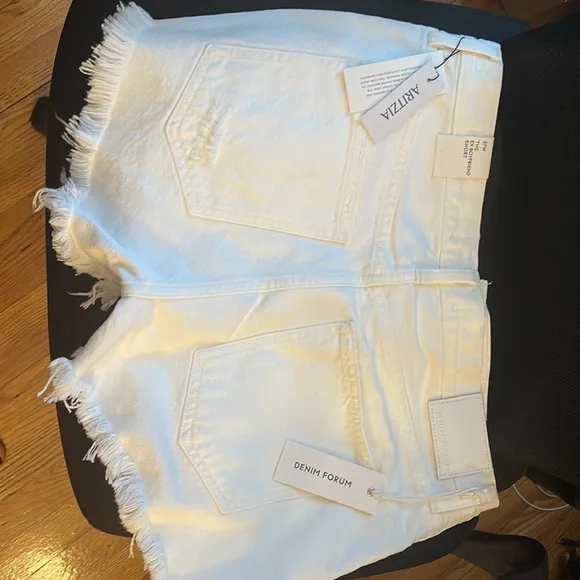 NWT Aritiza Denim Forum shorts white in size 27