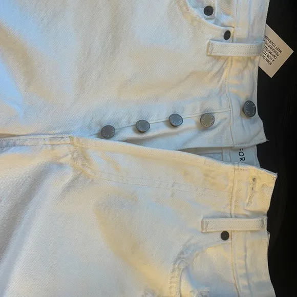 NWT Aritiza Denim Forum shorts white in size 27