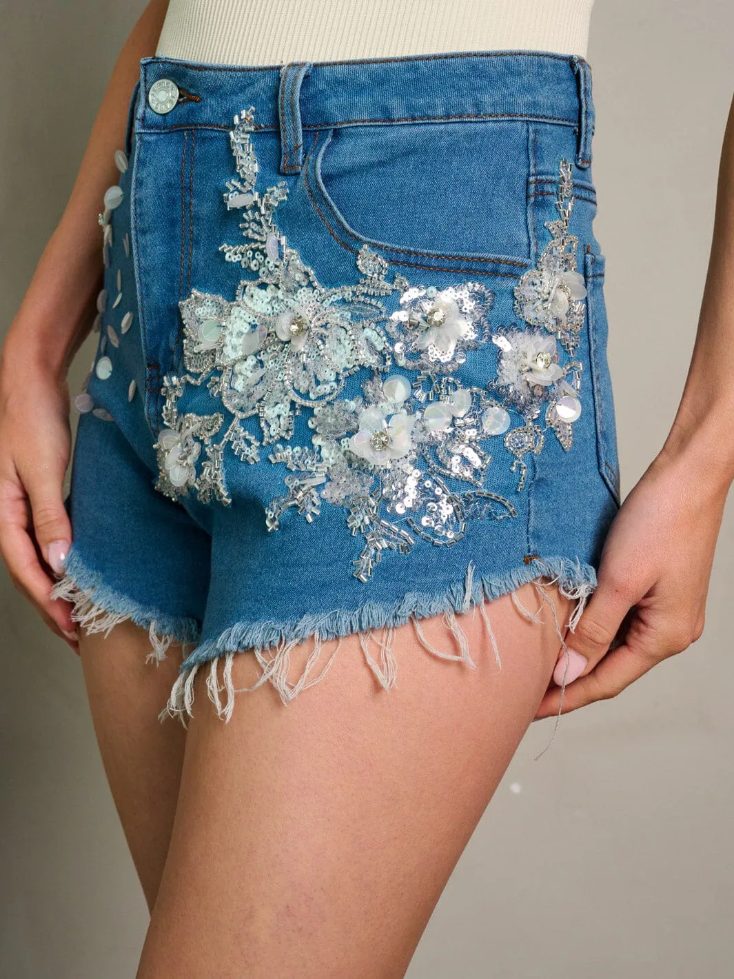 WOMEN'S BUTTON CLOSURE SEQUINS FLORAL DENIM SHORTS